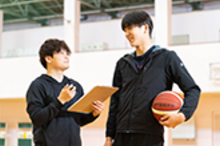 神戸親和大学 実際に自分たちが競技に取り組むことで、先生の立場を体験し、集団をまとめることの難しさも学びます。
