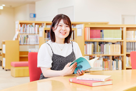 和洋女子大学 ●日本文学文化学科／3年次からは専攻ごとに分かれて、専門性を深めます