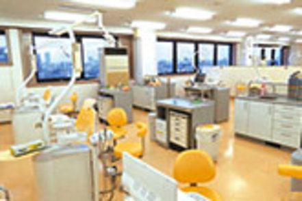 奥羽大学 学内には実際の医療現場であり、臨床実習を行う附属病院、学外の研究者も使用する研究施設など、多彩な施設・設備が整っています
