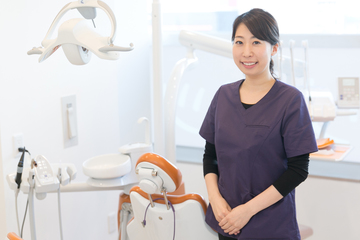 歯科衛生士として働く福田　有花さん