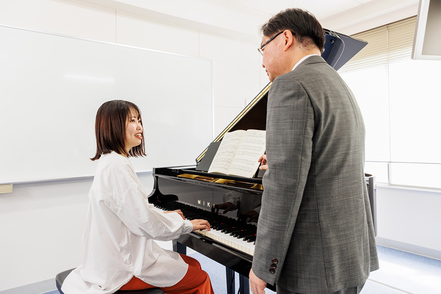 大阪青山大学 初心者でも安心！4年間を通じてピアノスキル修得をサポート。少人数でレベル別の手厚い指導を受けることができます。