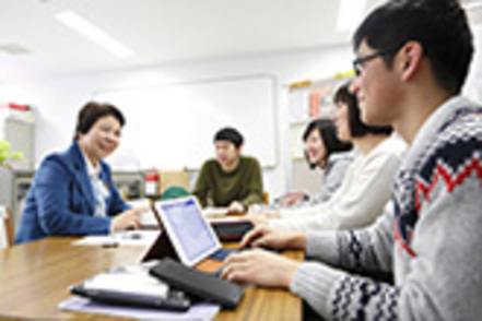 大阪青山大学 一人ひとりに目が行き届くクラス担任制。現場経験豊富な教員が親身になって希望進路の実現もサポート。