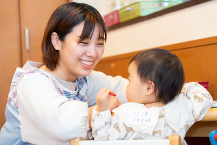大阪青山大学 学内で子どもと触れあいながら保護者との関わりも学ぶ「地域子育て支援実習」