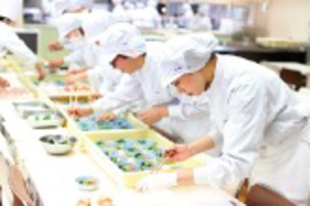 大阪青山大学 100食以上の大量調理の技術やサービスなどを学ぶ、プロ仕様の学内実習施設「レストランAOYAMA」での調理学実習