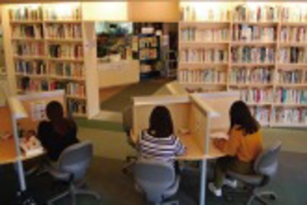 東都大学 【図書館】看護系を中心とした図書、雑誌、視聴覚資料などを数多く取り揃えています。