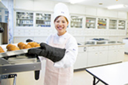 羽衣国際大学 食クリエイトコースでは、洋菓子、製パン、和菓子などの実習が豊富で、製菓衛生師の資格取得も目指せます
