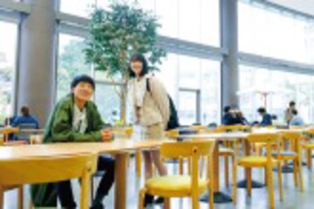 埼玉工業大学 カフェを思わせる人間社会学部棟の1階ロビーにはいつも学生が集います。
