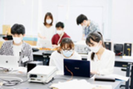 豊田工業大学 創造性開発プログラムでは、少人数でプロジェクト型実習を推進。グループワークで課題を発見し、解決する力を育成します