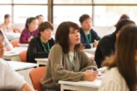 奈良学園大学 教員採用試験対策として、1・2年次では、一般教養及び教科専門の対策を行います