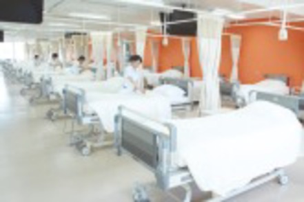 奈良学園大学 30床のベッドを設置したオープンな雰囲気の「基礎・成人看護学実習室」。看護技術を効率的に学べます