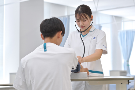 姫路大学 1年次からの豊富な実習で、より高いレベルの看護実践能力を身につけられます！