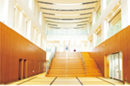 福岡看護大学 ３階まで吹き抜けになっており、ナイチンゲールのステンドグラスからは、爽やかな光が差し込むエントランスホール