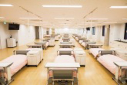 福岡看護大学 大型ディスプレイ設置で、どの場所からでも分かりやすく指導が受けられる看護実習室