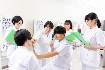 川崎医療福祉大学 模擬患者さんの見え方に応じて疾患を予測しながら検査を進めます