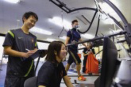川崎医療福祉大学 子どもから高齢者までの幅広い年齢層を対象にした体力測定法を学びます