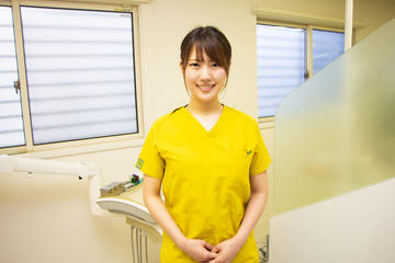 歯科衛生士として働く小林　真由さん