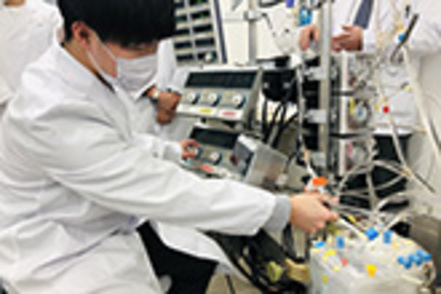 滋慶医療科学大学 実際の医療現場で使用されている最新の医療機器を完備。少ない人数に1台が割り当てられ、より密度の濃い授業で、実践力に繋がる
