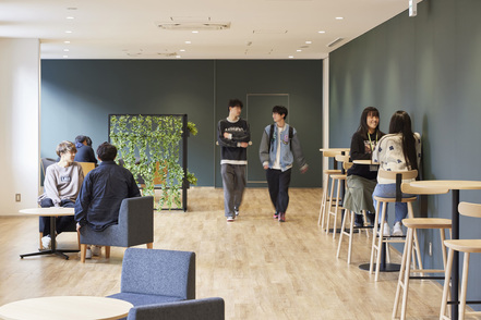 東京情報デザイン専門職大学 学生たちの憩いの場でもあるラウンジ