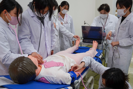 千葉科学大学 「フィジカルアセスメント演習」患者シミュレーション人形を用いて聴診方法を学ぶとともに薬効の確認を行います。