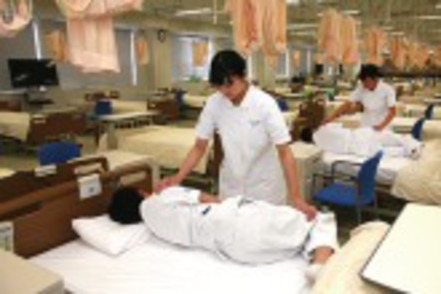 千葉科学大学 「基盤看護実習室」で2人に1ベッドを完備しています