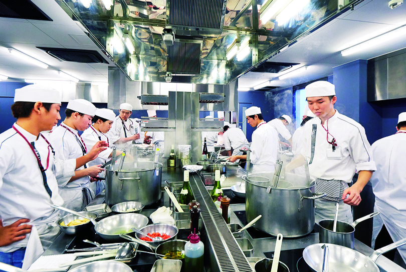 料理の本質を実践的に学び、多様な価値観への応用力を身につける