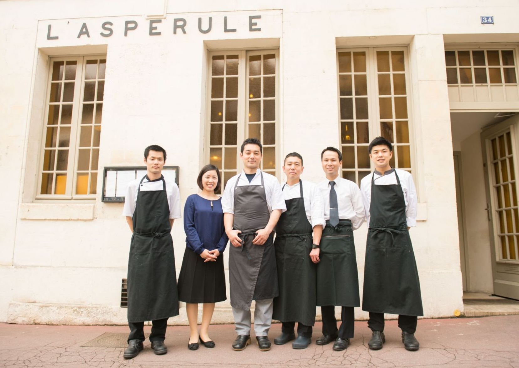 L ASPERULE の前で並ぶ日本人チーム