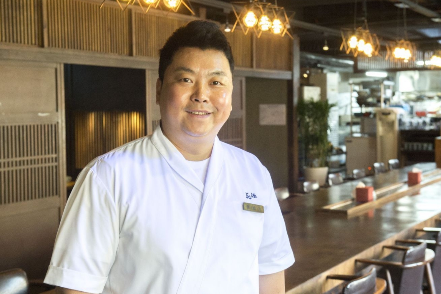 店内と料理人の写真