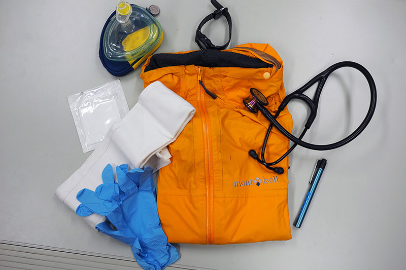 応急処置に対応できるよう三角巾や手袋、人工呼吸用の補助具など