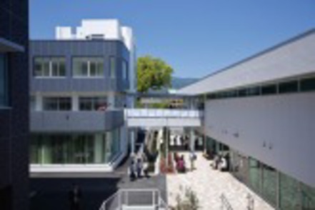 西九州大学 2018年に完成した真新しい校舎。他学科との連携により実際の医療現場で求められる多職種連携能力を身につけます