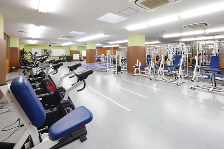 大阪産業大学  トレーニングルーム、フィットネススタジオ、アクアルームなどが設置されている施設「Wellness2008」
