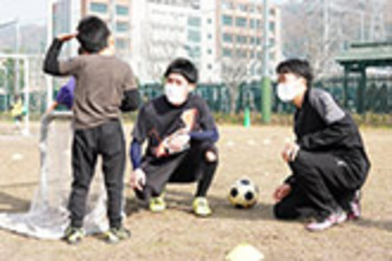 大阪産業大学 地域連携の取り組みとして「いきいき大東スポーツクラブ」を開催。学生は指導アシスタントとして参加しています