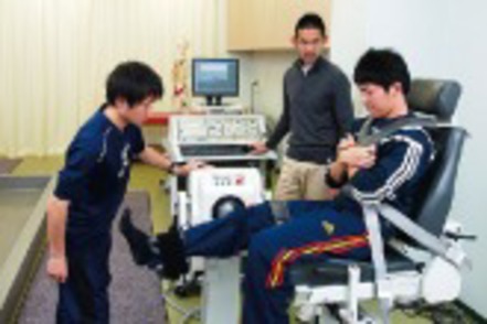 早稲田大学 筋力の測定、解析できる装置を使って、膝関節の屈曲、伸展の力を測定