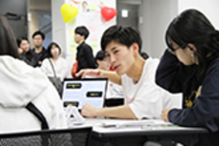 早稲田大学 文理にまたがる領域横断的な学びと、対話を重視した授業により、優れたコミュニケーション能力を身につけます