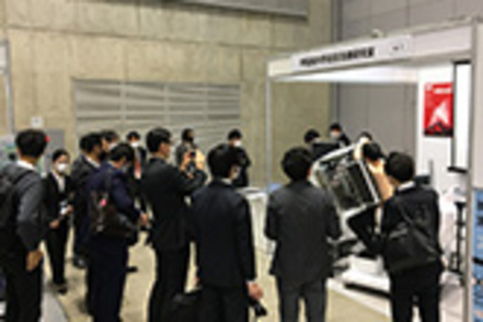 早稲田大学 学生自身が展示会等で研究成果を社会に発信する場を大切にしています（写真は世界初の心エコー検査ロボットの初披露シーン）