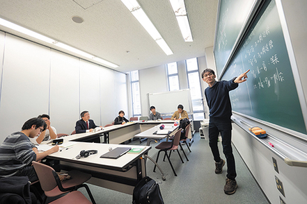 早稲田大学 3学科間の垣根が低く、所属学科以外の専門科目も興味に応じてフレキシブルに受講できます