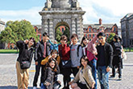 法政大学 英文学科では、アイルランド、アメリカ、カナダへの海外留学プログラムを用意