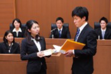 法政大学 法科大学院内にある模擬法廷では、模擬裁判を実施します
