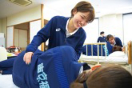 東京福祉大学 社会福祉専攻 介護福祉コースでは、介護される方にとっての良い介護ができるよう交互に体験し、確実に技術を身につけます