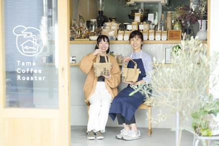 東京未来大学 産学連携事業で、足立区のコーヒーショップと地元の縫製メーカーと学生がコラボして、コーヒー豆の麻袋からコーヒーバッグを制作