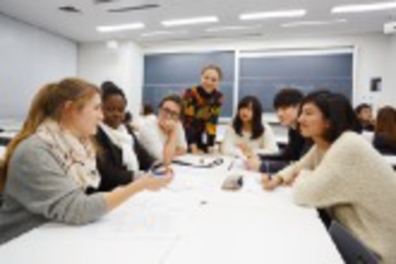 明治大学 世界各国から留学生が集まる国際日本学部。キャンパス内で国際交流が可能です。