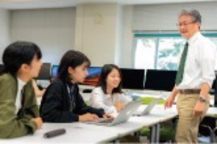 東京女子大学 授業は少人数のクラスが基本。討論や研究発表を行う授業を通して、自ら考える力が養われます。