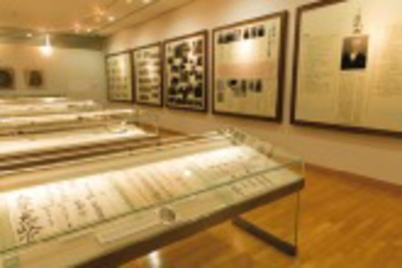二松学舎大学 大学資料展示室には、本学に由縁のある人物の資料を展示。期間限定の特別展示もあります