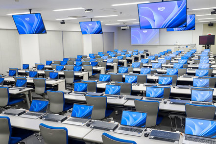 東海大学 業界標準であるビジネス用ルータを1人1台使うことができる通信ネットワーク実験室。