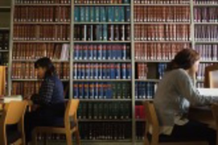 東海大学 約240万冊の蔵書数を誇る東海大学。法律関係の資料を多数所蔵しています。