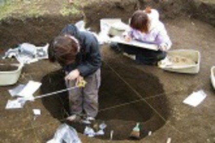昭和女子大学 【歴史文化学科】実際に遺跡での発掘作業を行う「考古学実習」