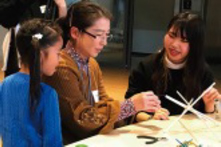 昭和女子大学 みらいラボSHOWAでは専門性を有する教職員と学生が、ワークショップなどの活動を通して社会に還元しています