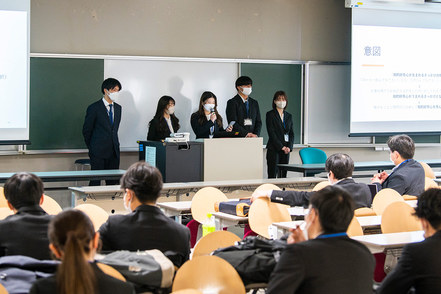 武蔵大学 年に一度、教員や社会人審査員の前で研究成果を発表する「ゼミ大会」。分野別に優勝をめざして白熱したプレゼンを行います。