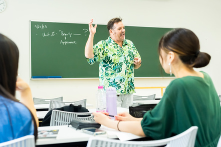 武蔵大学 日本国内で世界水準の学びを実現するため、国内外から教員が集い、徹底した少人数教育を行います。