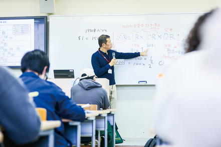 明海大学 経済の第一線で活躍する講師陣による授業で、理論とともに実践も学べます。