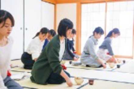 跡見学園女子大学 日本文化／書道・茶道・華道・香道など、日本文化を体験できる実習が特徴